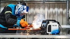 Soldador usando HELIOS Blade 2050 en taller, vista general