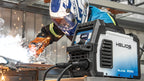 Soldador usando HELIOS Blade 2050 en taller, vista de cerca