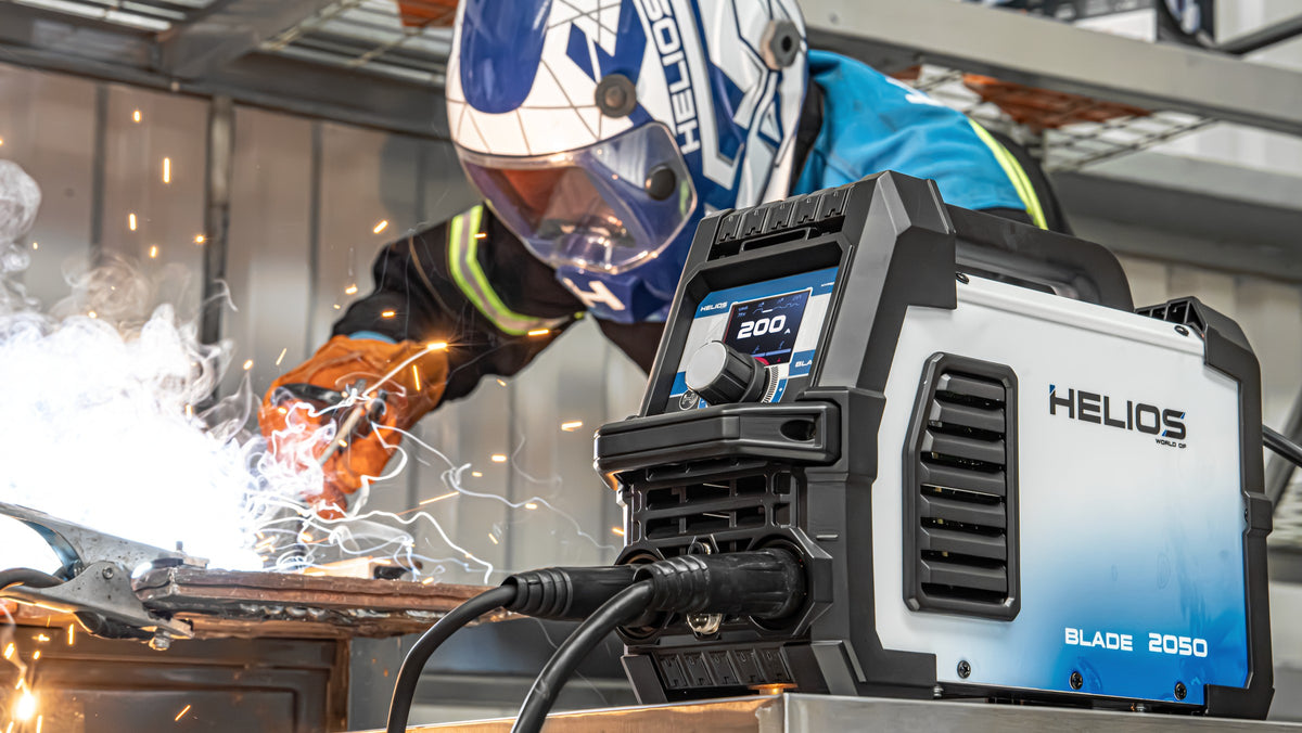 Soldador usando HELIOS Blade 2050 en taller, vista de cerca