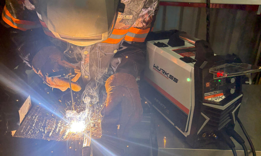 Soldador usando WURKSS Infinity 160 en taller