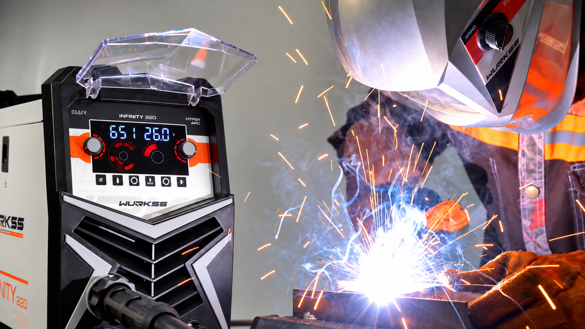 Soldador usando WURKSS Infinity 220 en taller